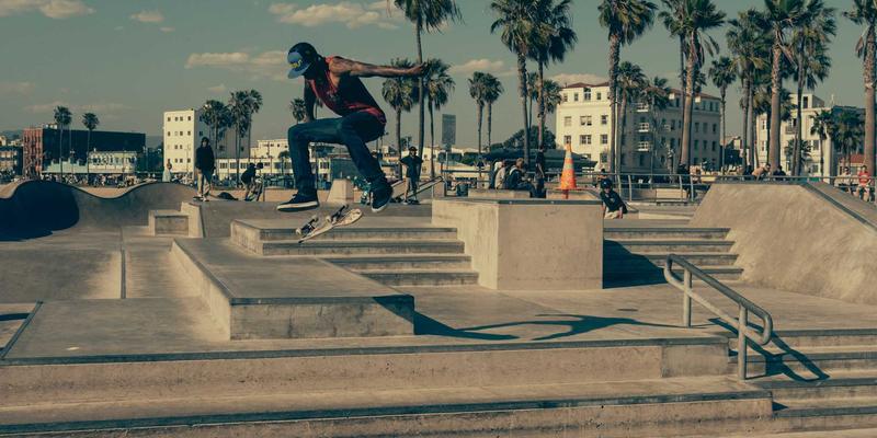 从友谊到爱情：识别约会关系升级的关键信号与实用指导